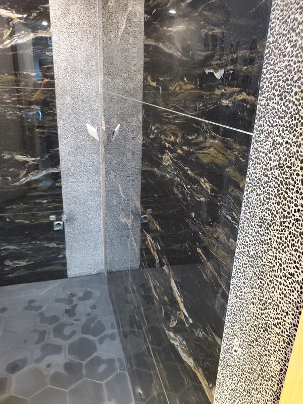 順檍工程行台北・新北浴室翻修｜深色石紋與淋浴空間現場紀錄 05
